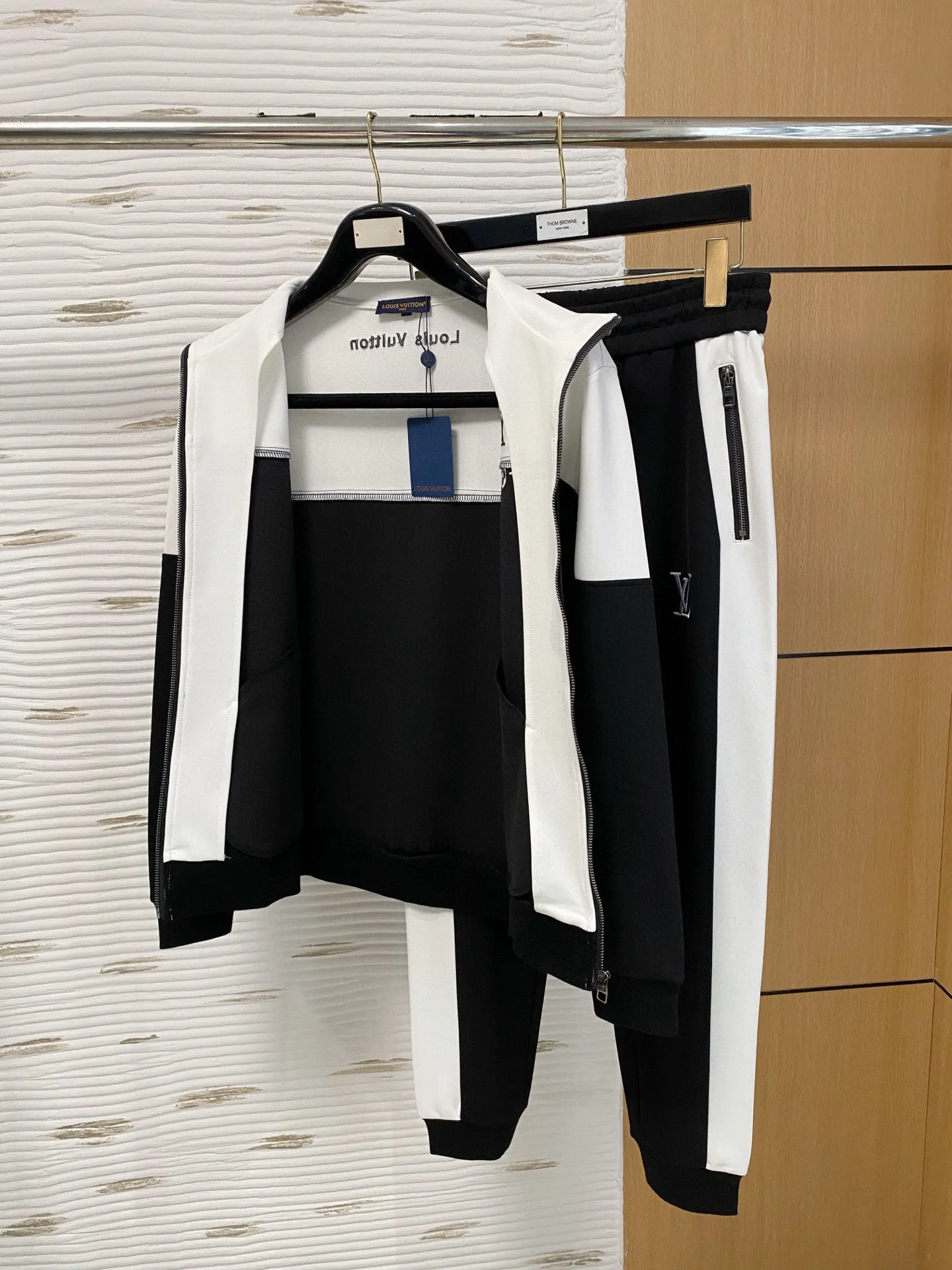 🅿️720 [LV Louis Vuitton] hot-selling suit is coming. Focus on the original version of the official website. 2025 new hot-selling cardigan and sweatshirt suit. The original order is the best. 🇭🇰The meticulous work of top designers. It has a fitting and perfect upper body effect. All-natural high-quality Tencel Roman cotton 100%, close-fitting comfort, noble and elegant! Original hardware embodies elegance and nobility! Counter size: M-3XL (maximum wear up to 190 pounds)